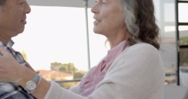 Gülümseyen son sınıf çifti birlikte dışarıda tatilin tadını çıkarıyorlar. Emeklilik, seyahat, aşk, mutluluk, doğa, birliktelik, değişmemiş, yavaş çekim