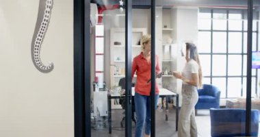 Yaratıcı fikirleri tartışmak, modern ofis alanında işbirliği yapan iki kadın. İşbirliği, takım çalışması, beyin fırtınası, yaratıcılık, iş dünyası, profesyonel