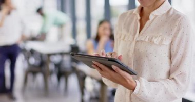Tablet kullanmak, modern ofis ortamında çalışan iş kadını, göreve odaklanma, kopyalama alanı. teknoloji, profesyonel, kurumsal, işyeri, üretkenlik