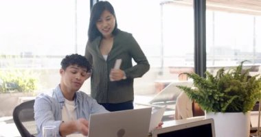 Projede işbirliği yapmak, çok ırklı meslektaşlar, dizüstü bilgisayar kullanmak ve tasarım fikirlerini tartışmak. Takım çalışması, beyin fırtınası, işbirliği, iş dünyası, teknoloji