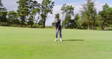 Golf oynayan ve golf sahasında golf oynayan bayan golfçüler, kopya uzayı. spor, aktivite ve golf