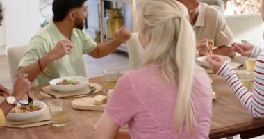 Makarna yemek ve gülmek, genç arkadaşların evde yemeğin tadını çıkarması. birliktelik, yemek, kahkaha, eğlence, yemek, gündelik