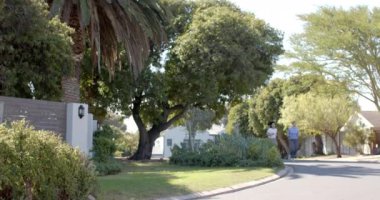 Birlikte koşu yaparken, iki kadın arkadaş banliyöde açık havada egzersiz yapıyor. Fitness, egzersiz, koşu, egzersiz, birliktelik, sağlık