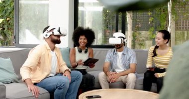 Sanal gerçeklik deneyiminin tadını çıkaran çeşitli arkadaşlar, sanal gerçeklik kulaklıklarını kullanıyorlar. Teknoloji, oyun, eğlence, eğlence, daldırıcı, fütürist
