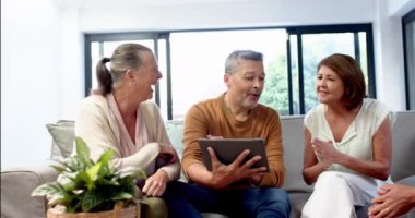 Bir grup kıdemli arkadaş kanepede oturup tablette bir şeyler tartışıyorlar. Yaşlılar, teknoloji, arkadaşlık, emeklilik, tartışma, dijital