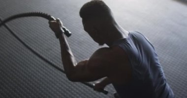 Savaş halatları kullanarak, spor salonunda egzersiz yaparak antrenman yaparak. Fitness, egzersiz, dayanıklılık, sağlık