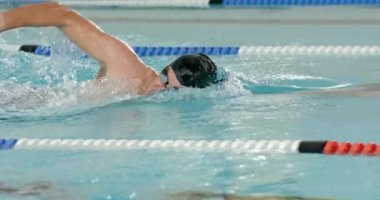 Bilardoda serbest yüzme, yarışma için atlet eğitimi, mayo şapkası. fitness, egzersiz, spor