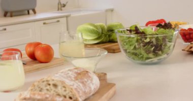 Tahtada dilimlenmiş ekmek ve sebze ve limonata. Yemek, yemek, sağlıklı, ev yapımı, taze, diyet