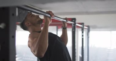 Barfiks çubuğunda egzersiz yapmak, spor salonunda barfiks çekmek. Fitness, egzersiz, güç, vücut geliştirici, eğitim, sağlık