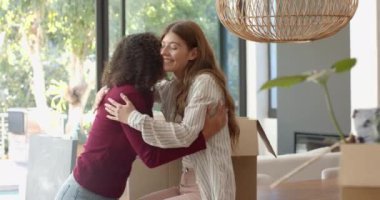 Şefkatli anları kucaklayıp paylaşıyorlar. Lezbiyen çift evde birlikte oturuyorlar. Aşk, ilişki, bağlılık, samimiyet, birliktelik, şefkat.