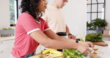 Evde taze meyve ve sebzeli, çok ırklı, sağlıklı bir içecek hazırlıyorlar. Yemek pişirme, yaşam tarzı, beslenme