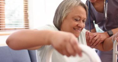 Rehabilitasyon sırasında Walker 'a yardım eden son sınıf öğrencisi erkek fizyoterapist. Fizyoterapi, rehabilitasyon, sağlık, yardım, hareketlilik, iyileşme