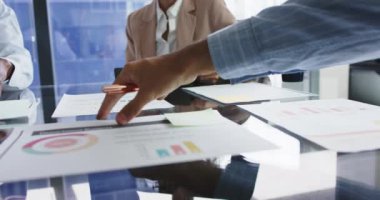 Finansal tablolara işaret etmek, iş ekibinin ofis toplantısında proje tartışması. takım çalışması, işbirliği, tartışma, sunum, finans, strateji