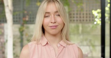 Açık havada huzurlu bir anın tadını çıkarıyorum. Gözleri kapalı gülümseyen bir kadın. Rahatlama, huzur, doğa, mutluluk, sükunet, farkındalık.