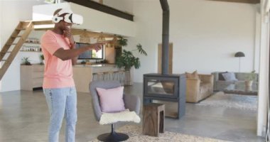 VR kulaklığı kullanarak, insan modern oturma odasında sanal gerçeklik deneyiminin tadını çıkarıyor, kopyalama alanı. teknoloji, eğlence, rahatlama, daldırma, fütüristik, yaşam tarzı