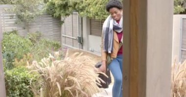 Bahçede konuşurken, Afrikalı Amerikalı çift bahçede yeşilliklerle sohbet ediyor. Açık hava, keyif, rahatlama.