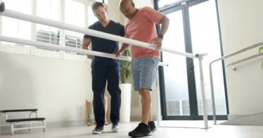 Protez bacakla yürümek, rehabilitasyon merkezinde çocuk terapisi görmek. Sağlık, fizyoterapi, sağlık, iyileşme, sağlık, destek