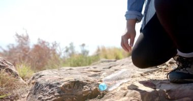 Plastik şişe toplamak, dağdaki çöpleri toplayan yürüyüşçü. Çevre, koruma, yürüyüş, çevre dostu, gönüllü, doğa
