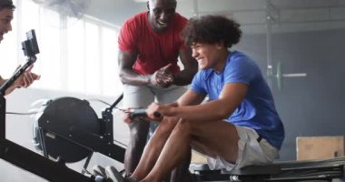 Spor salonunda kürek çeken bir grup genç adam. Kırmızı gömlekli Afro-Amerikalı koçluk yaparken mavi ve siyah gömlekli iki çift ırklı adam değişmeden kürek çekiyor ve birbirlerini cesaretlendiriyor.