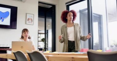 Önde gelen toplantı, ayakta duran ve iş arkadaşlarıyla fikirleri tartışan kadın. Takım çalışması, iş dünyası, beyin fırtınası, işbirliği, şirket, liderlik