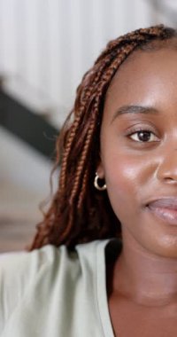 Dikey video: Evde aile yemeğinin tadını çıkarmak, örgülü saçlı gülümseyen bir kadın. Beraberlik, yemek, yemek, mutluluk, bağ, neşe