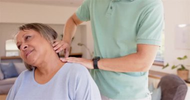 Ağrı kesici için yaşlı kadının boynuna ve omzuna masaj yapan fizyoterapist. Masaj, fizyoterapi, rehabilitasyon, sağlık, sağlık, terapi