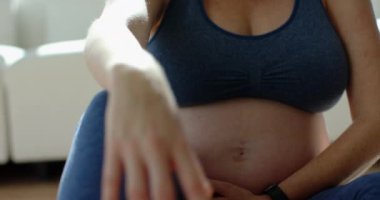 Düşünceli görünen, atletik giyinen bir kadın kapalı mekanlara bakarken yoruluyor. Fitness, tefekkür, aktif, egzersiz, refah, yaşam tarzı