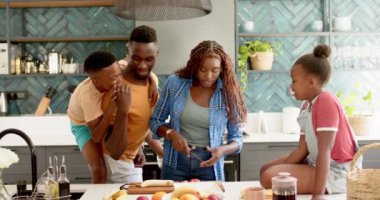 Öğle yemeği hazırlamak, mutlu bir ailenin modern mutfakta eğlenmesi. Yemek, mutluluk, birliktelik, yerli, yemek, yemek, değiştirilmemiş, yavaş çekim