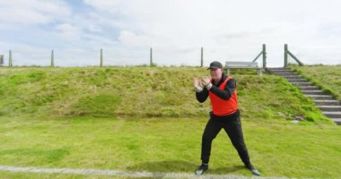 Erkek koç yürüyor, talimat veriyor ve sahada futbol maçı izliyor. spor, yaşam tarzı, takım çalışması, futbol ve etkinlik.