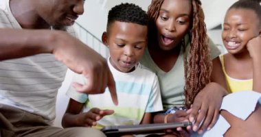 Aile birlikte eğleniyor, oğul tablette anne ve babaya bir şey gösteriyor. birliktelik, teknoloji, bağlanma, dijital aygıt, ebeveynlik, değiştirilmemiş, yavaş çekim