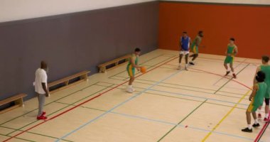 Spor salonunda basketbol oynayan iki çok ırklı erkek basketbolcu takımı. spor, yaşam tarzı ve etkinlik.