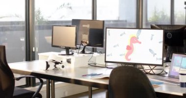 Yaratıcı yazarlık işini, birden fazla monitörü ve VR kulaklığı olan ofis çalışma alanını tanıtmak. Yaratıcılık, girişimcilik, teknoloji, yenilik, uzaktan çalışma, sanal gerçeklik