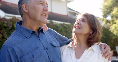 Gülümseyen ve kucaklayan, kıdemli çift birlikte eğleniyor. Yaşlılar, birliktelik, kucaklaşma, mutluluk, emeklilik, kaynaşma