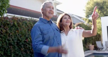 Kıdemli arkadaşlar dışarıda durup birbirlerine içtenlikle bakıp gülümsüyorlar. Arkadaşlık, açık hava, mutluluk, birliktelik, yaşam tarzı, bağ.