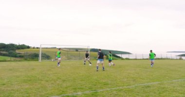 Erkek ve kadın futbolcular, pas ve şut atıyorlar, sahada, yavaş çekimde, kopyalama alanında. spor, yaşam tarzı, takım çalışması, futbol ve etkinlik