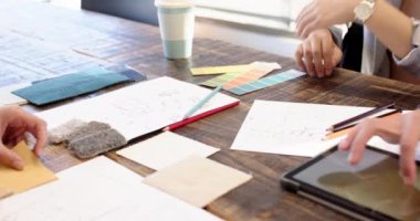 İç tasarım projesi, çok ırklı takım tablet ve renk örnekleri kullanıyor, ofiste. takım çalışması, yaratıcılık, işbirliği, planlama, teknoloji, dijital