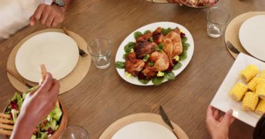 Afro-Amerikan aile sofrasında taze salata servis etmek, sağlıklı yemek hazırlamak. Yemek, sağlıklı beslenme, yemek hazırlama, sebze, yemek pişirme, ev