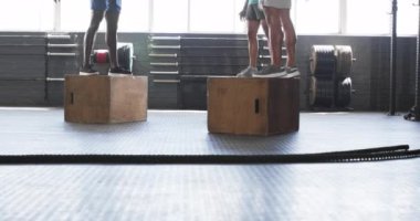 Spor salonunda egzersiz yapan, spor yapmak için atlama yapan erkekler. egzersiz, güç, kas, dayanıklılık, çeviklik, spor
