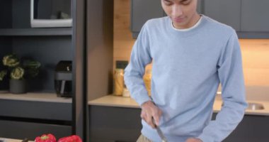 Tahtada sebze doğramak, modern mutfakta yemek hazırlamak, evde. Aşçılık, aşçılık, hazırlık, malzemeler, yerli