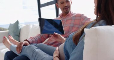 Çift koltukta dinlenecek, kadın da uzaktan kumandayı erkeğe verecek. hamilelik, rahatlama, ev, konfor, aile, kapalı alan