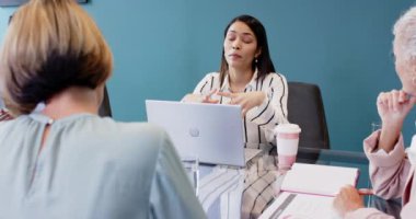 Proje detaylarını tartışmak, dizüstü bilgisayar kullanan bir kadın ve toplantıda iş arkadaşlarıyla konuşmak. İş, takım çalışması, işbirliği, ofis, beyin fırtınası, teknoloji