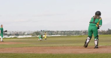 Beyzbol oynayan çok ırklı bayan beyzbol oyuncuları, sahada topu yakalama, kopyalama alanı. Spor, etkinlik, takım çalışması, rekabet ve beyzbol