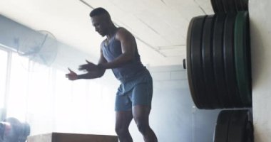 Kutuya atlamak, spor salonunda egzersiz yapmak, fitness antrenmanına odaklanmak. egzersiz, egzersiz, atlet, güç, dayanıklılık, güç