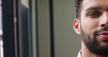 Kapalı mekanda duran, düşünceli ve odaklanmış görünen, kendine güveni tam bir adam. Portre, tefekkür, özgüven, erkek, yetişkin, içgözlem