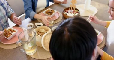Asya mutfağı yemek, aile yemek masasında yemek yemek, birlikte yemek yemek. Beraberlik, kutlama
