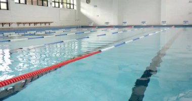 Boş yüzme havuzu, şerit ayırıcıları, yüzücülerin eğitilmesi için hazır, kopyalama alanı. Şeritler, fitness, antrenman, rekabet, spor
