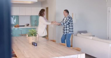 Son sınıf çifti modern oturma odasında birlikte dans ediyor, tatilin tadını çıkarıyor. eğlence, mutluluk, aşk, ev, aktivite, birliktelik, değişmemiş, yavaş çekim