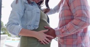 Kucaklaşma partneri, gülümseyen hamile kadın birlikte neşeli bir an paylaşıyorlar. Aile, aşk, mutluluk, ebeveynlik, beklenti, bağ