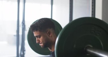 Ağır halterleri kaldıran, beden eğitimine odaklanan bir adam. Fitness, halter, vücut geliştirme, egzersiz, egzersiz, kararlılık