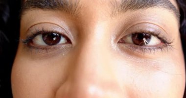 İnsanın gözlerini kapat, evdeki doğal güzellik ve ifadeye odaklan. duygu, yüz, portre